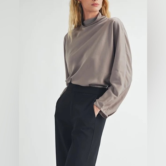 BNWT Dynamite Womens CROPPED MOCK NECK BLOUSE Long Sleeve Draped - XS - Picture 2 of 9